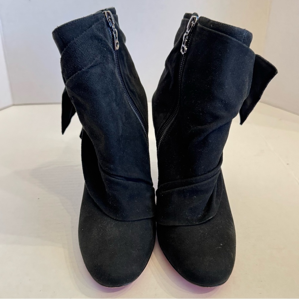 bebe Black Faux Suede Tie Bow Heel Ankle Booties Zip Closure Boots Size 6 Trendy